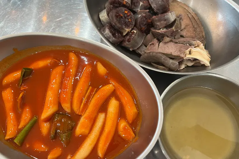 떡볶이와 순대의 환상적인 조합