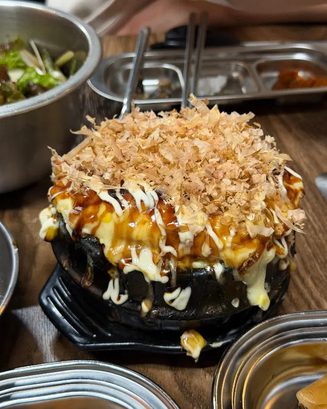 오꼬노미 계란찜 위에 가쓰오부시가 듬뿍 올려져 있는 모습