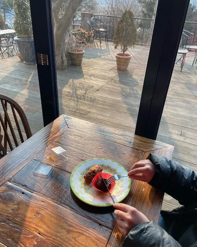 햇살이 가득한 창가 자리