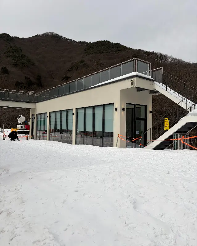 눈썰매를 즐기는 아이들