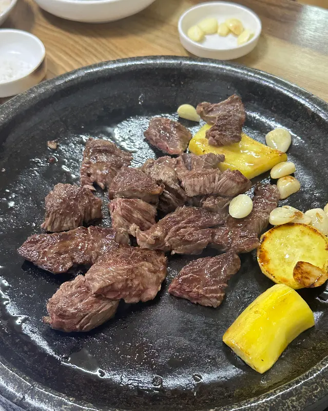 돌판에 구워진 소고기와 마늘