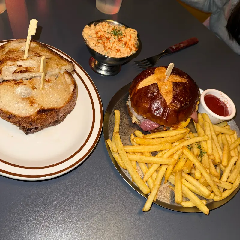 파스트라미 샌드위치와 감자튀김