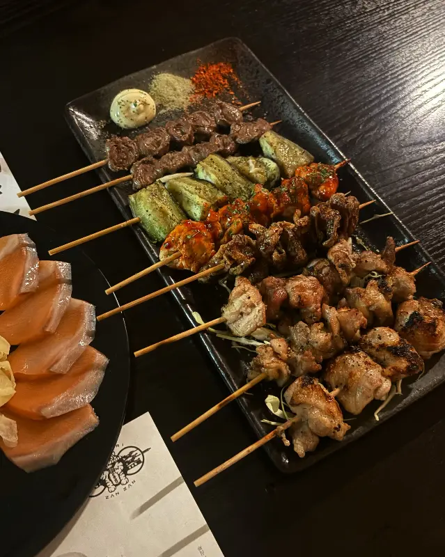 다양한 꼬치들이 담겨 있는 접시 사진