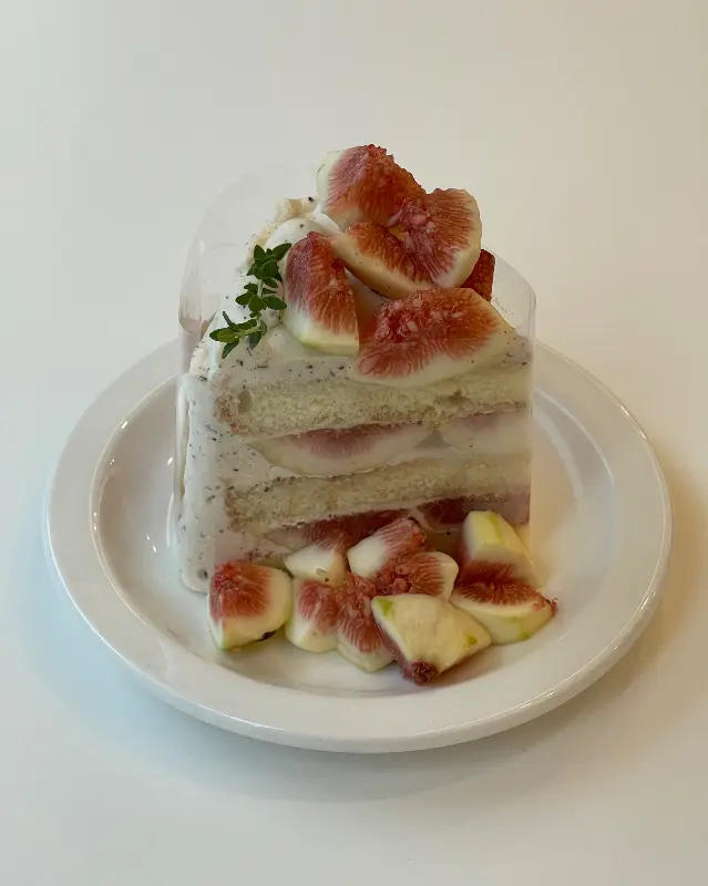 무화과가 듬뿍 올라간 케이크