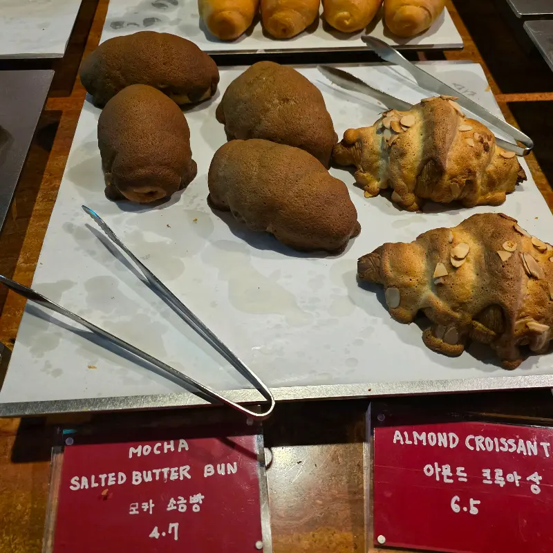 다양한 종류의 빵과 디저트