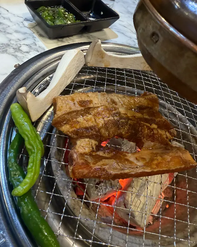 숯불 위에서 익어가는 갈비