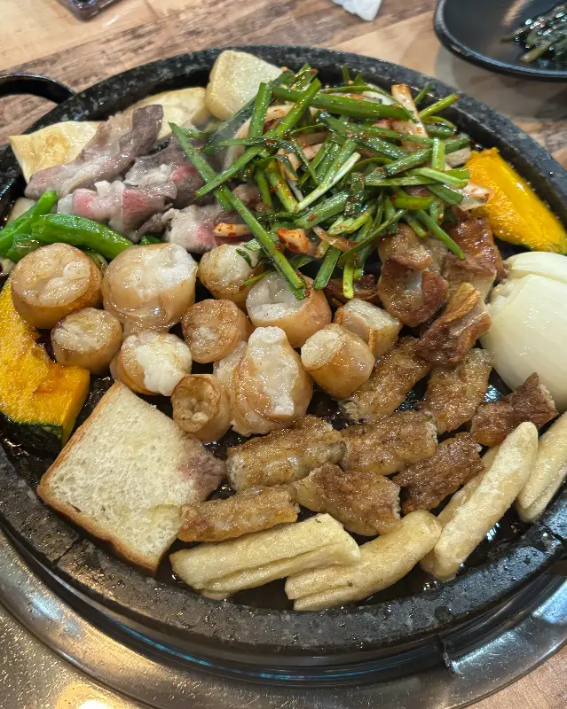 잘 구워진 곱창, 대창, 막창