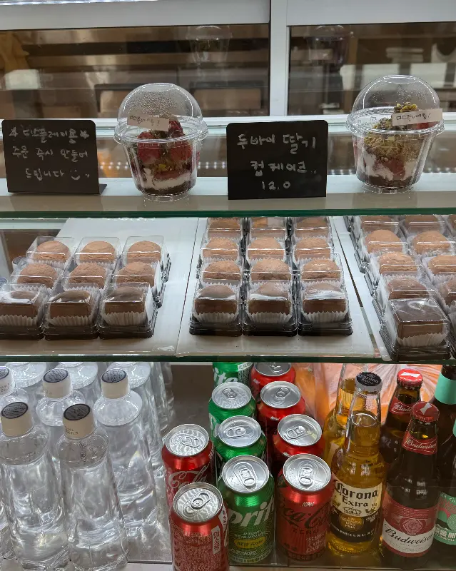 쇼케이스에 진열된 디저트