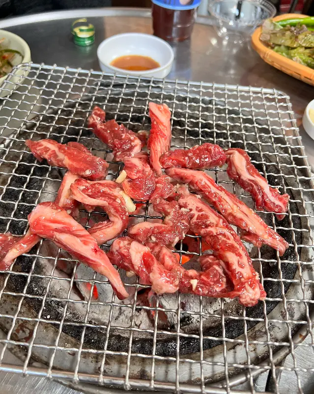 신선한 소갈비살이 숯불 위에서 익어가는 모습