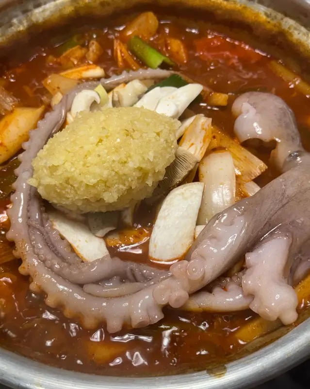 다진 마늘이 듬뿍 올라간 닭도리탕