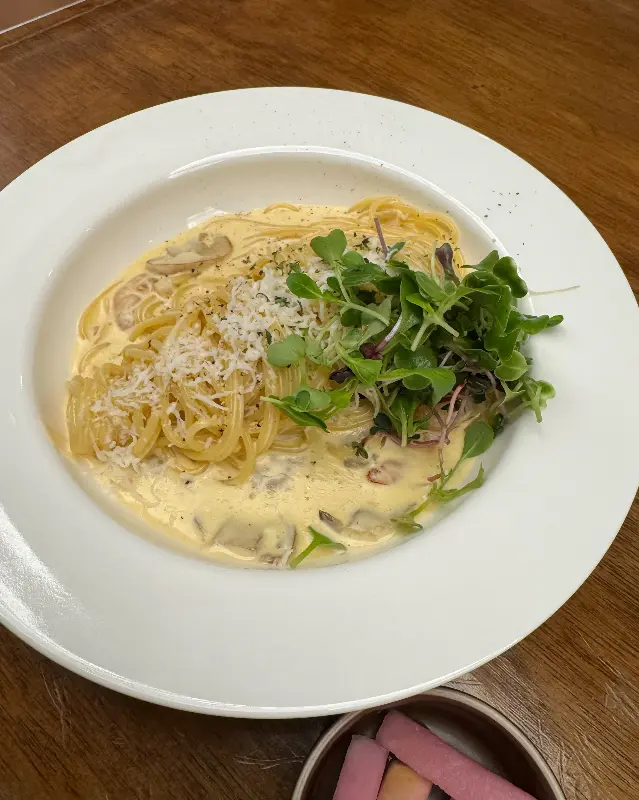 크림 파스타 위를 장식한 신선한 채소