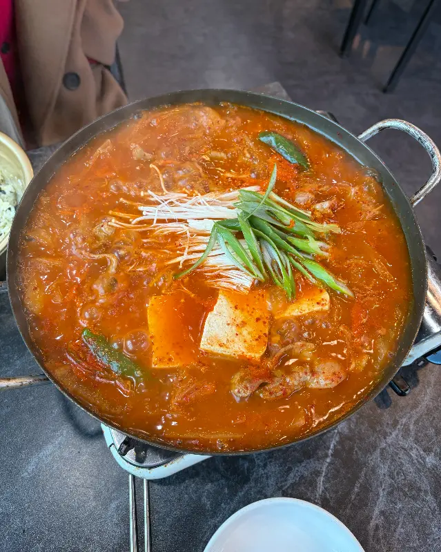 푸짐한 김치찌개 한 상