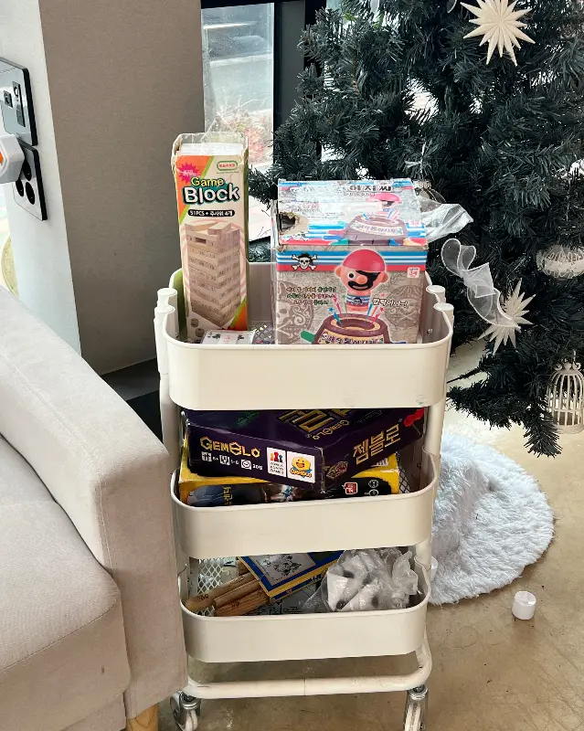 다양한 보드게임과 장난감이 놓인 카트