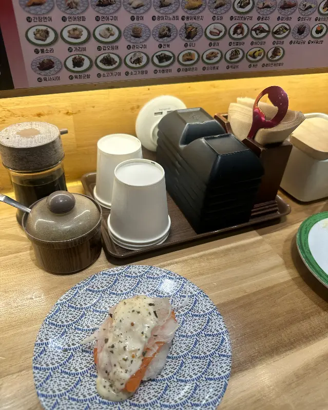 테이블 위에 놓인 초밥