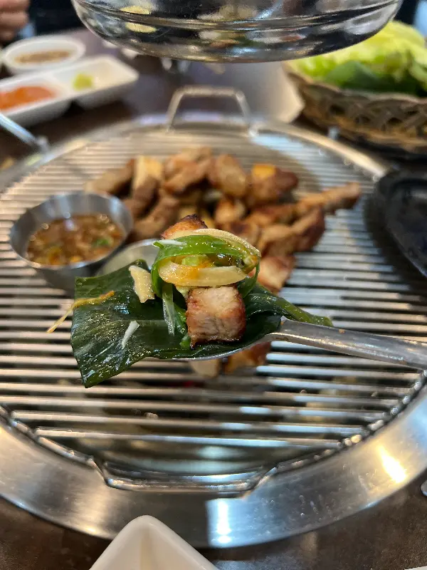 깻잎에 싸 먹는 삼겹살