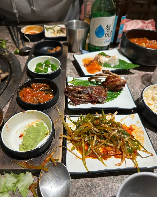 다채로운 밑반찬과 소스