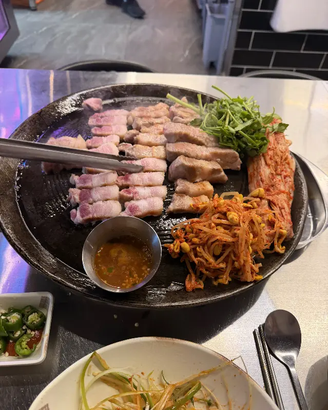 잘 구워진 삼겹살