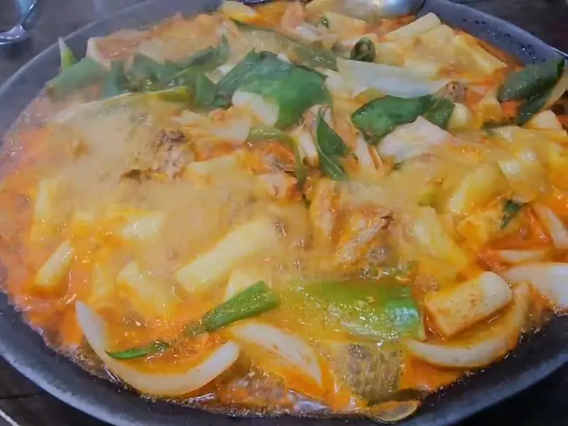 물닭갈비가 끓고 있는 모습