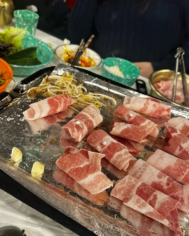 냉동 삼겹살과 다양한 밑반찬