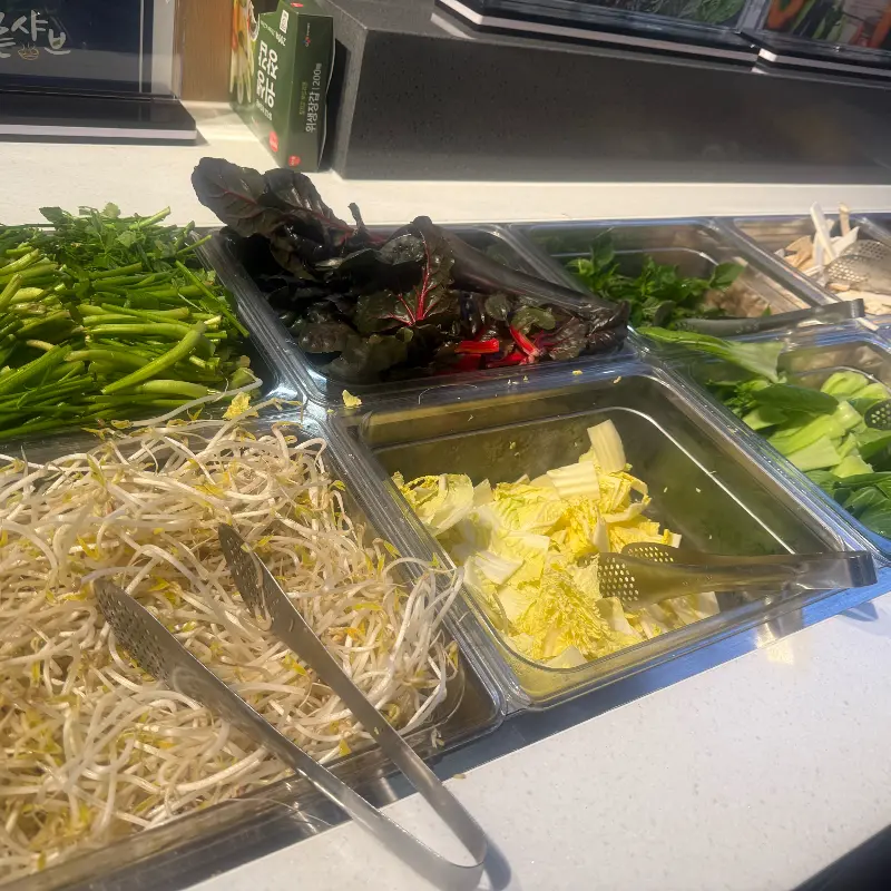 신선한 채소가 가득한 샐러드바