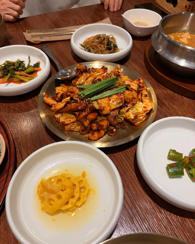 푸짐한 양과 훌륭한 맛을 자랑하는 쭈꾸미 볶음