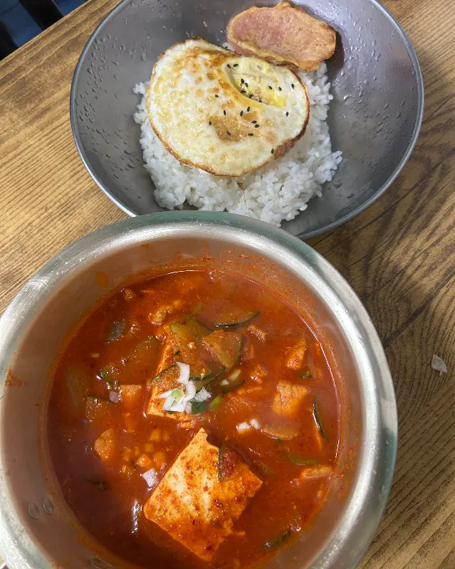 돼지찌개와 계란후라이