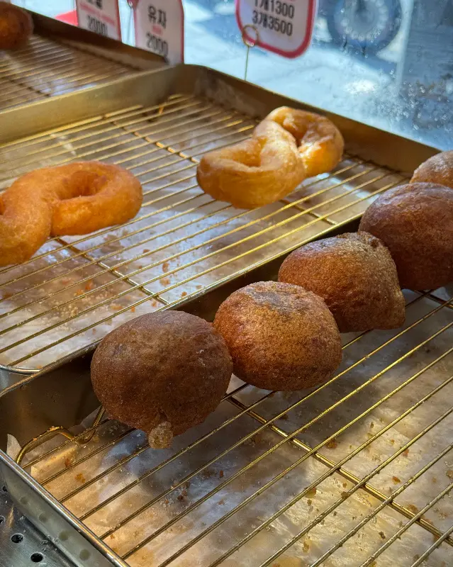 갓 튀겨져 나온 꽈배기