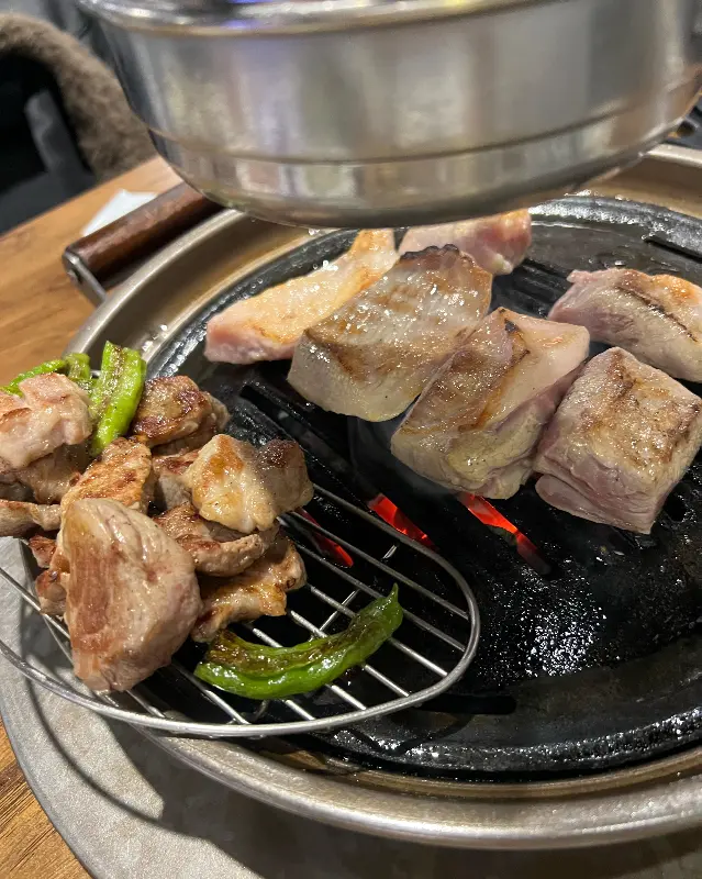 숯불 위에서 익어가는 목살과 꽈리고추