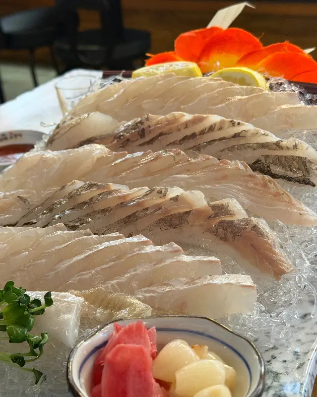 윤기가 흐르는 신선한 광어회