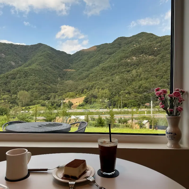 통창으로 보이는 아름다운 산 뷰