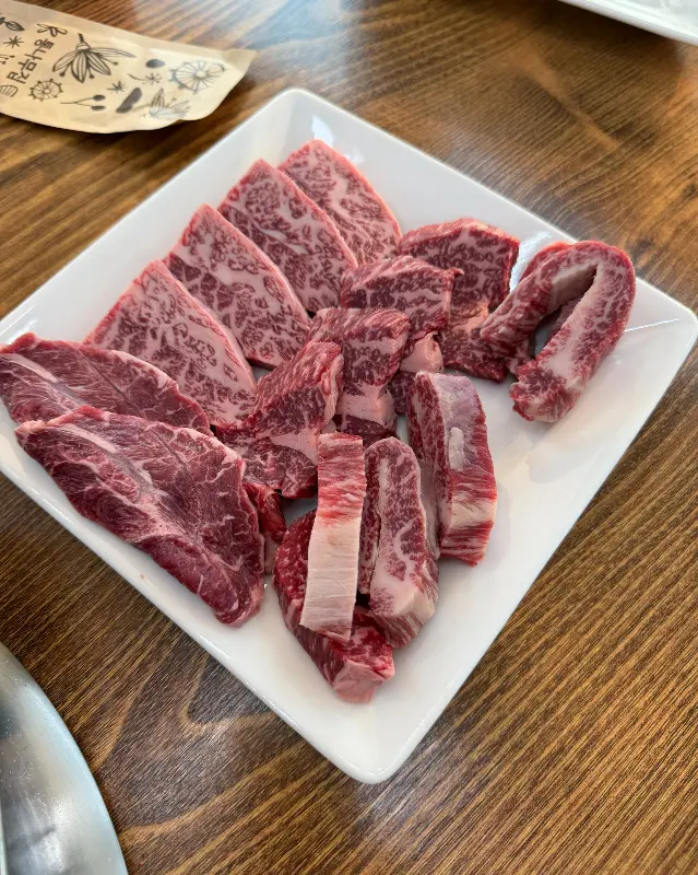 환상적인 마블링의 한우 모듬구이