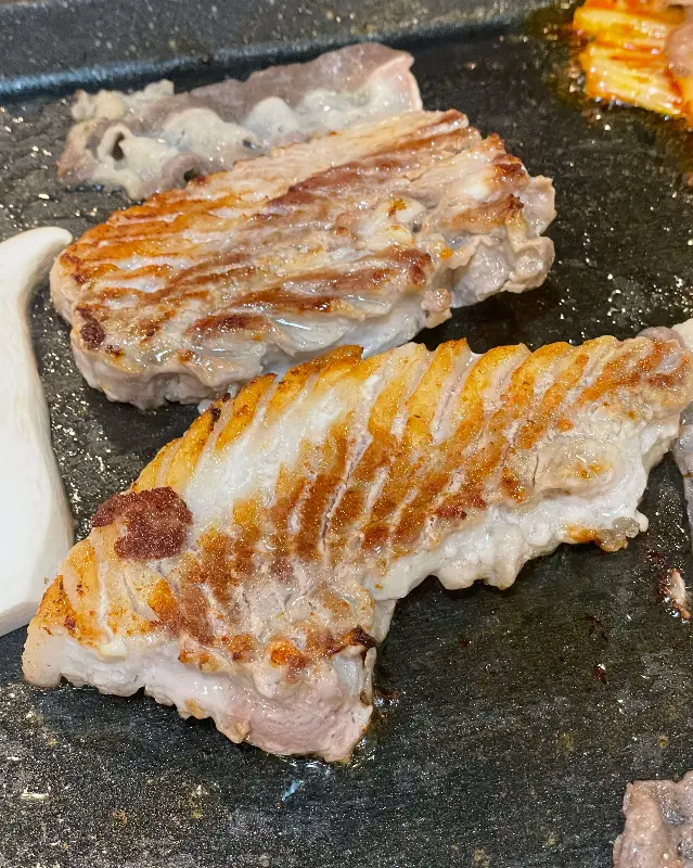 노릇하게 구워진 삼겹살