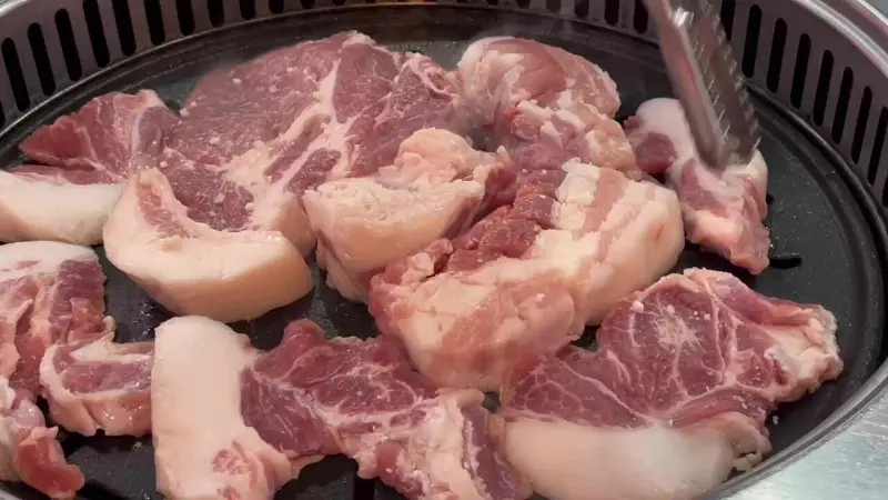 불판 위에서 익어가는 신선한 뒷고기