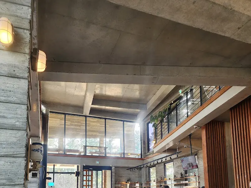 테라로사 사천점 2층에서 내려다본 1층의 모습