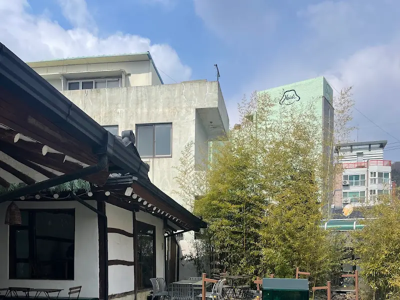 한옥의 고즈넉한 분위기가 느껴지는 오우가의 외부