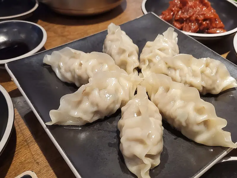 윤기가 흐르는 온정가의 갈비만두