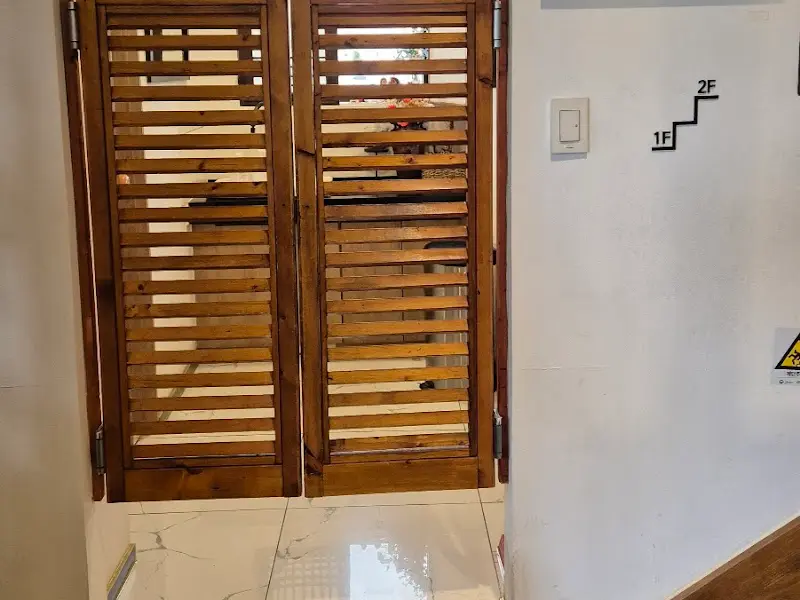 높은댕이 2층으로 올라가는 나무 계단