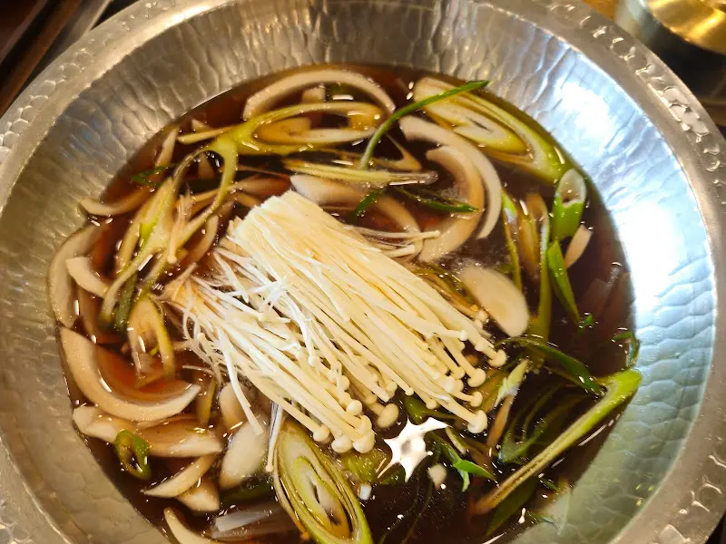 시원한 국물이 일품인 버섯 불고기 전골