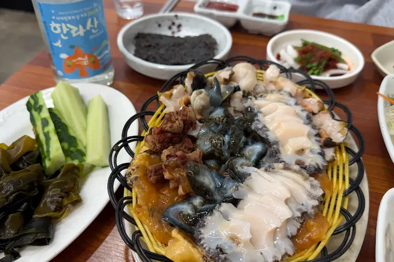 싱싱한 해산물이 가득 담긴 해물모듬