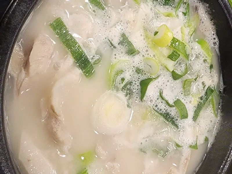 뽀얀 국물에 푸짐하게 들어간 항정살