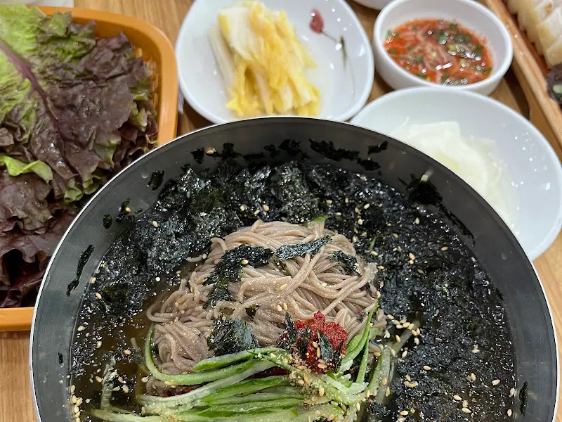 김가루와 깨가 듬뿍 뿌려진 물막국수의 비주얼