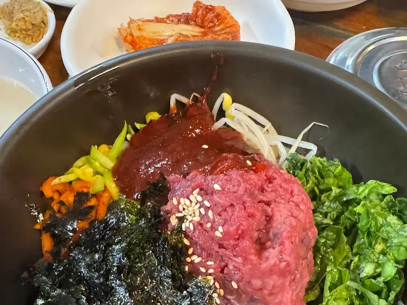 푸짐한 육회비빔밥 한 상 차림