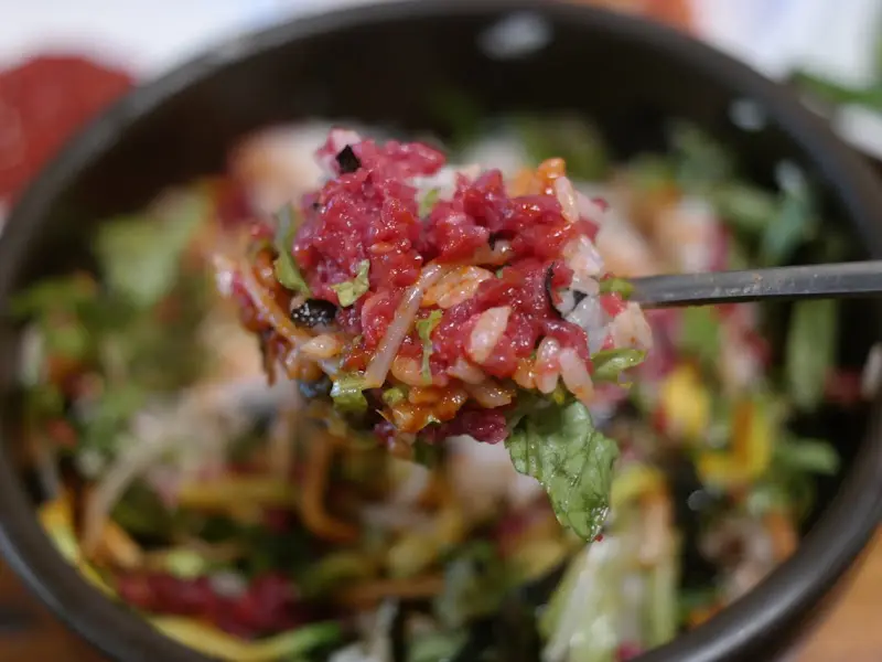 한 숟가락 가득 떠먹는 육회비빔밥