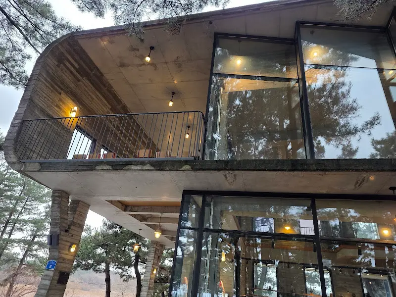 테라로사 사천점 2층에서 바라본 바깥 풍경