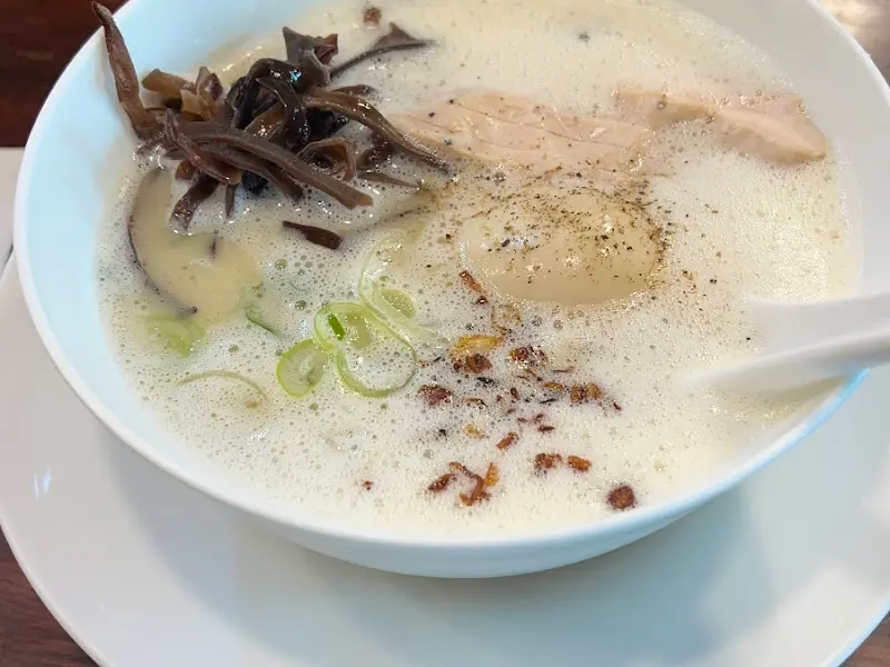 뽀얀 국물과 부드러운 닭가슴살이 환상적인 조화를 이루는 토리빠이탄 라멘