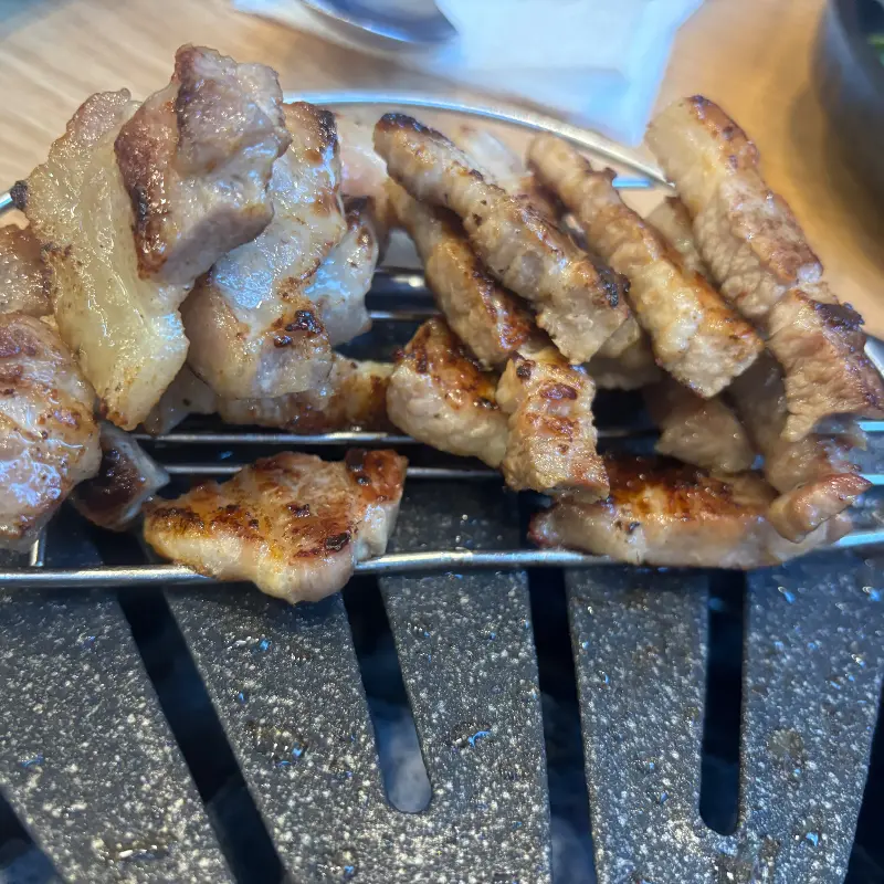 노릇노릇 구워진 삼겹살