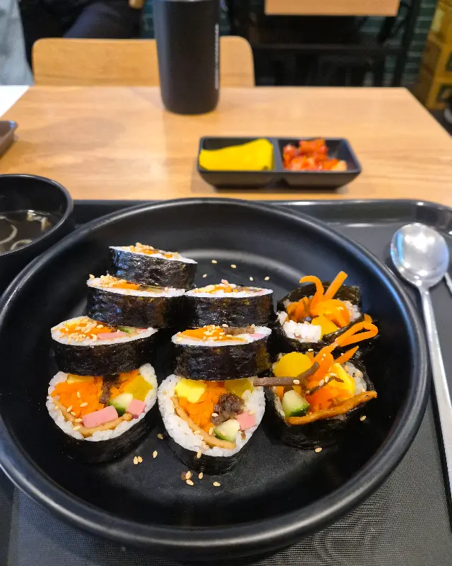 검은색 접시에 담겨 나온 김밥