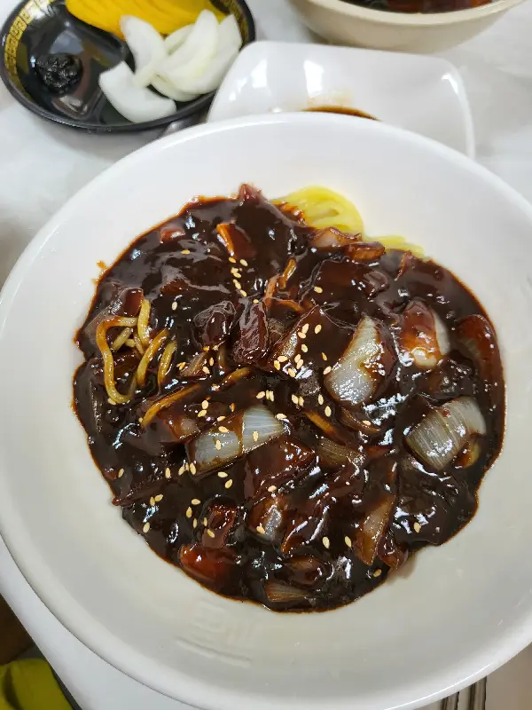 윤기가 좔좔 흐르는 간짜장