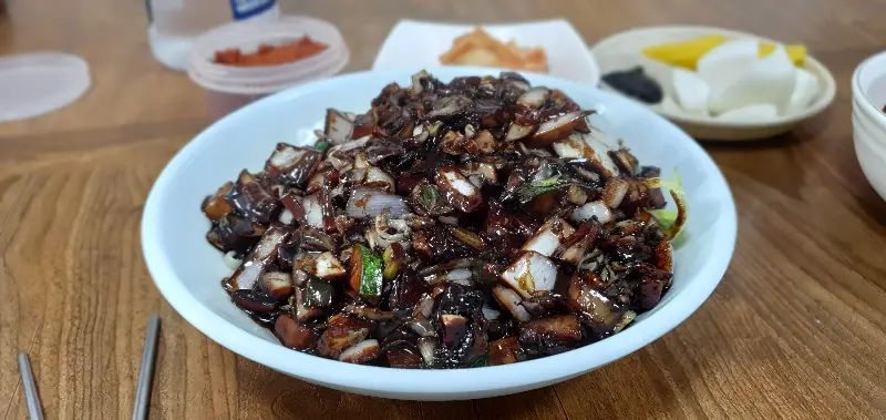 짜장 소스의 풍성한 건더기