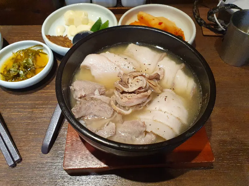 깔끔한 국물과 푸짐한 고기가 인상적인 국밥